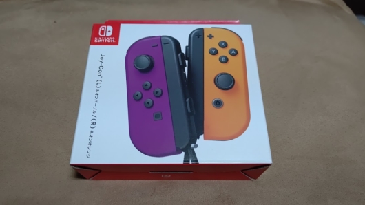 Nintendo SwitchのJoy-Con「ネオンパープル＆ネオンオレンジ」の箱