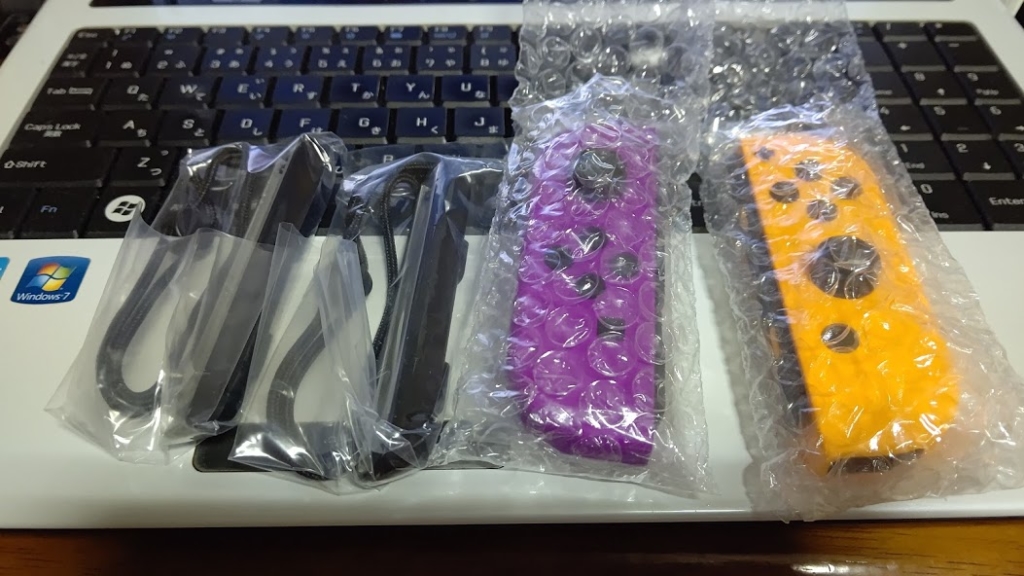 Joy-Con「ネオンパープル＆ネオンオレンジ」を箱から出した状態
