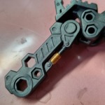 ヘキサギア「スケアクロウ フォレストカラー」のシリンダーをシタデルの金色で塗ったところ