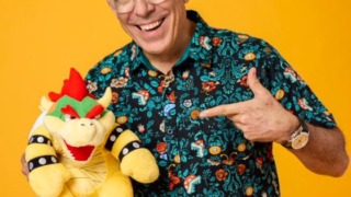 米任天堂ダグ・バウザー氏とクッパのぬいぐるみ