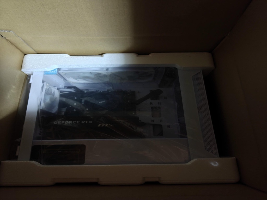 バルカズが購入したゲーミングパソコンの届いた直後の画像