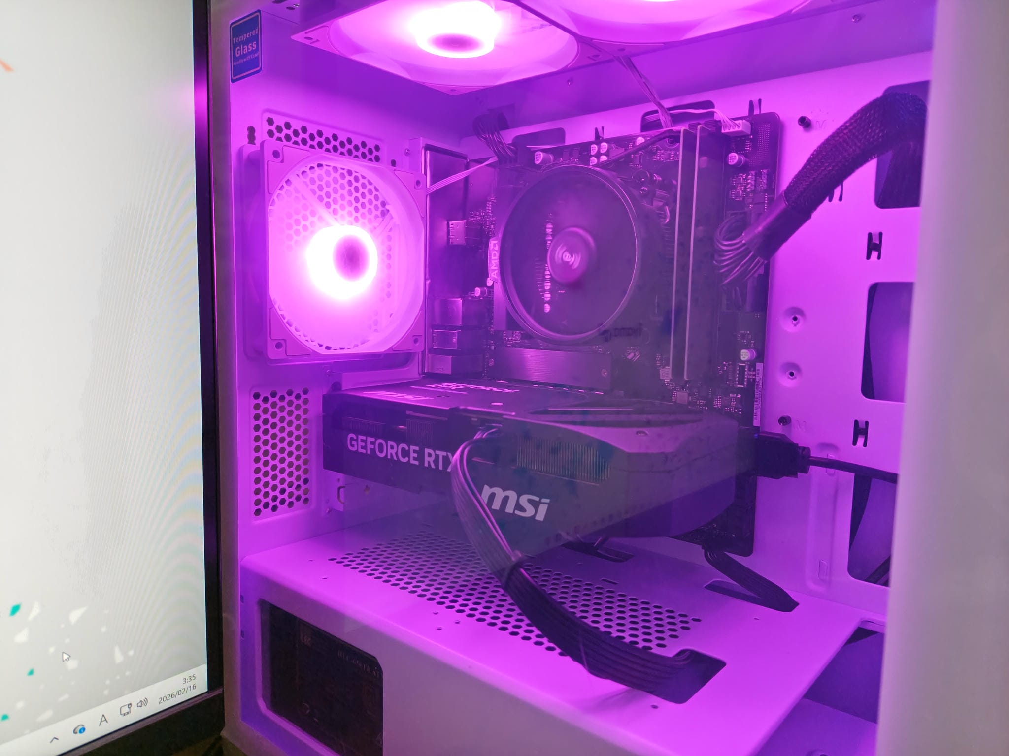 バルカズが購入したゲーミングパソコン「LEVEL θレベルシータ」の電源を入れたところ