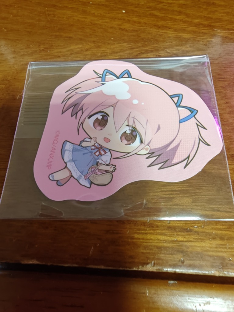バルカズが買ったローソン「まどマギコラボトッポ」に付いてきたまどかステッカー