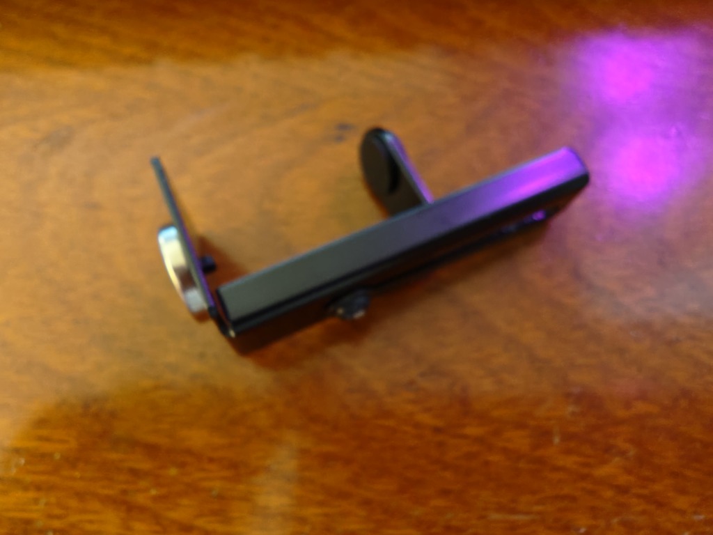 バルカズが購入した長尾製作所のグラボステーの高さを調節したところ