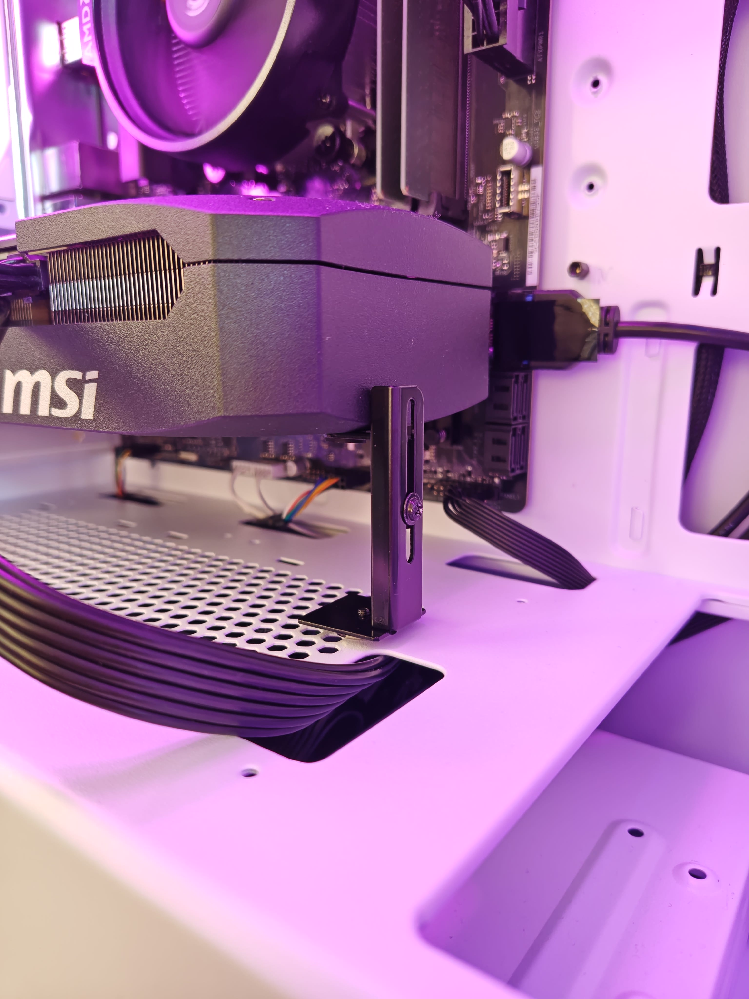 バルカズが購入した長尾製作所のグラボステーを設置したところ