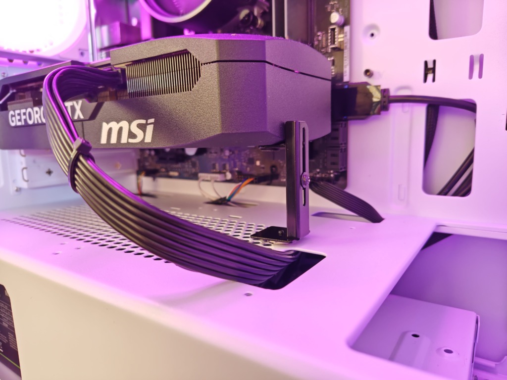 バルカズが購入した長尾製作所のグラボステーを設置したところ2