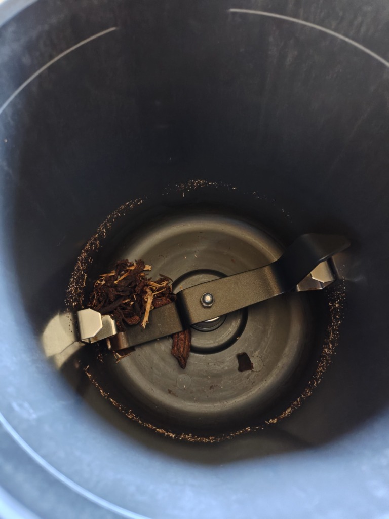 バルカズが購入したパナソニック製生ごみ処理機「MS-N53XD」にバナナの皮を処理し終わったところ