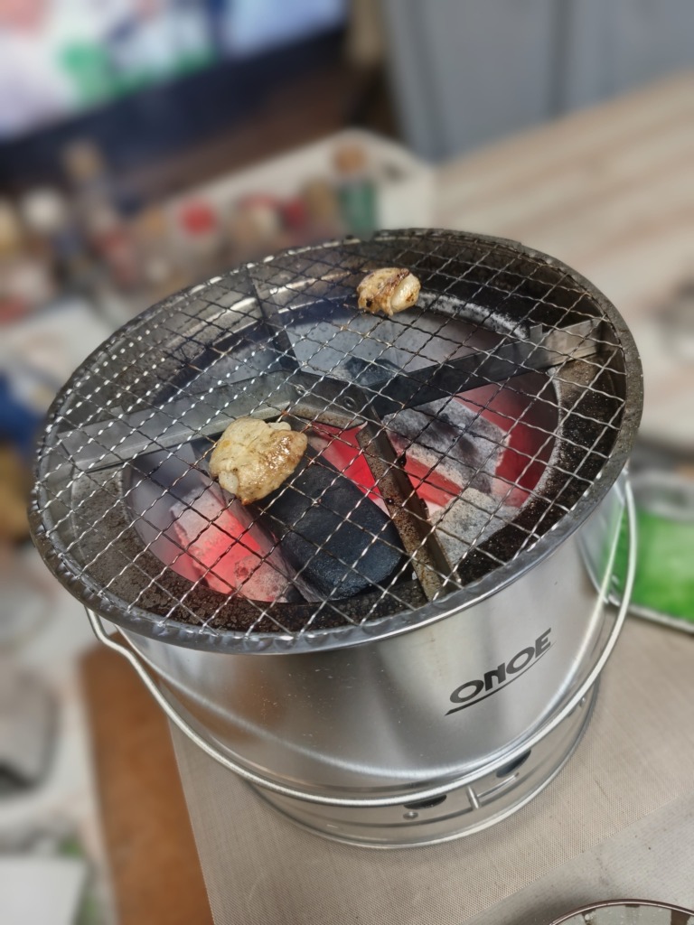 バルカズが購入した尾上製作所「火消し壺になる七輪」でホルモンを焼いたところ