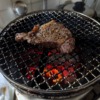 バルカズが購入した尾上製作所「火消し壺になる七輪」でステーキを焼いたところ