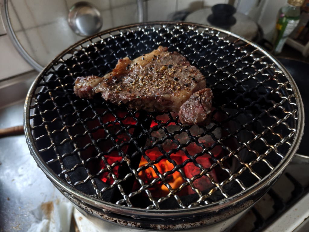 バルカズが購入した尾上製作所「火消し壺になる七輪」でステーキを焼いたところ