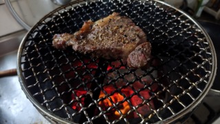 バルカズが購入した尾上製作所「火消し壺になる七輪」でステーキを焼いたところ