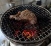 バルカズが購入した尾上製作所「火消し壺になる七輪」でステーキを焼いたところ